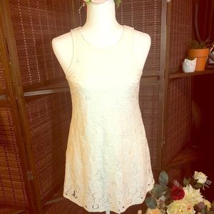 White daisy lace/appliqué style dress W/ POCKETS!!